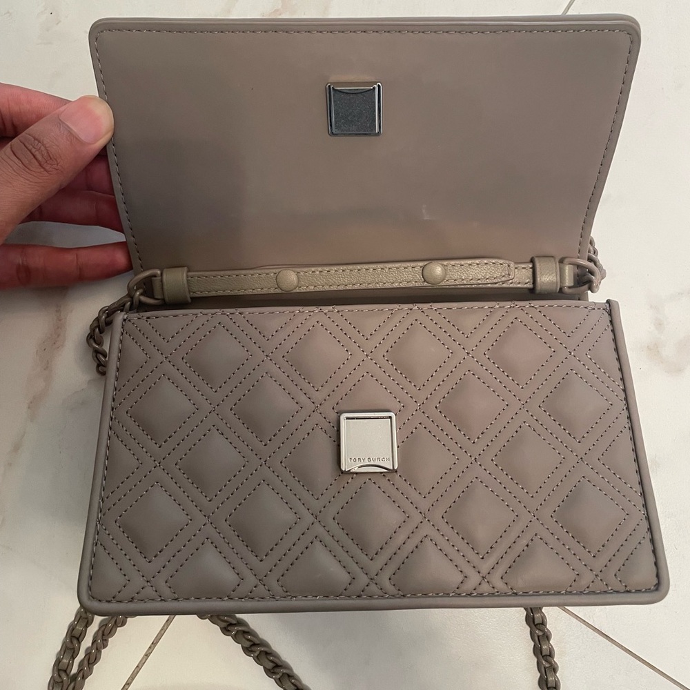 Tory Burch Fleming Matte Chain Wallet Bag - Picture 5 of 9